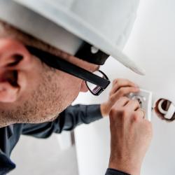 How to Repair a Faulty Electrical Outlet Safely