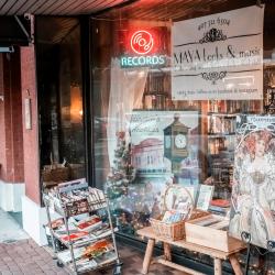 Decorating with Vintage Finds: How to Blend Old and New