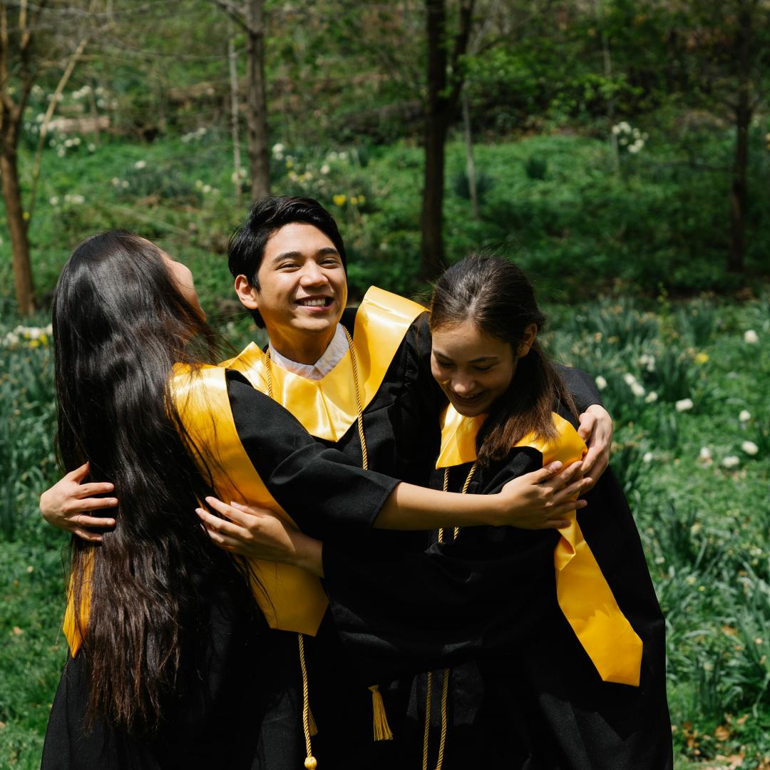 The Pros and Cons of Online Degrees vs. Traditional College