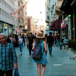 How to Avoid Tourist Traps and Save Money